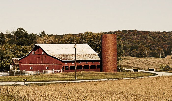 Photoshop image of red barn